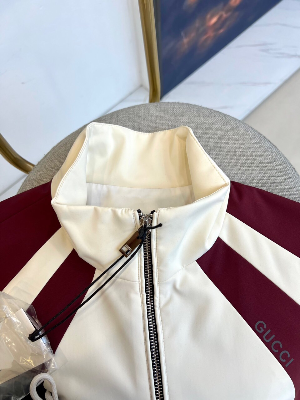 
Gucc古驰、25FW活力动感撞色跑道廓形休闲网眼内里运动拉链薄棉/夹棉外套。Gucci复古标识贴饰轻