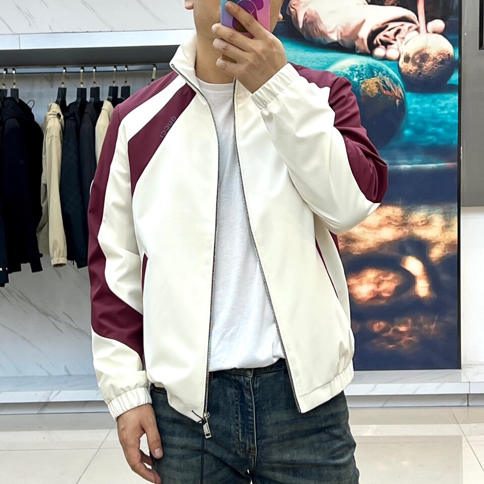 
Gucc古驰、25FW活力动感撞色跑道廓形休闲网眼内里运动拉链薄棉/夹棉外套。Gucci复古标识贴饰轻