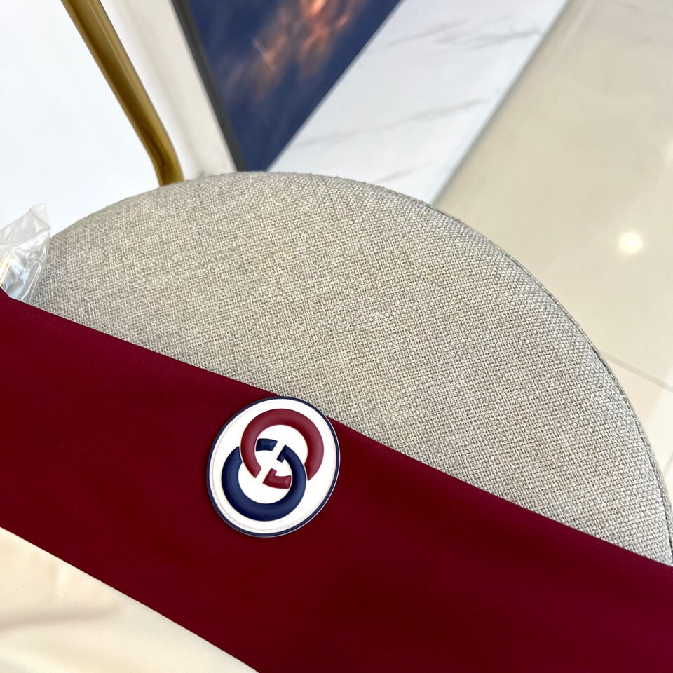 
Gucc古驰、25FW活力动感撞色跑道廓形休闲网眼内里运动拉链薄棉/夹棉外套。Gucci复古标识贴饰轻