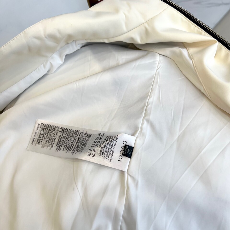 
Gucc古驰、25FW活力动感撞色跑道廓形休闲网眼内里运动拉链薄棉/夹棉外套。Gucci复古标识贴饰轻