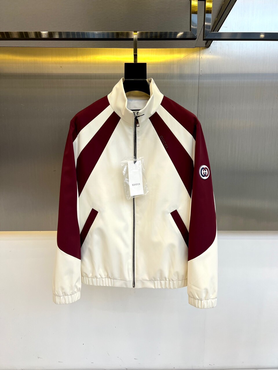 NO:513588,Gucc, 25FW dynamic and contrasting color track silhouette casual mesh inner sports zipper thin cotton/cot jacket. Gucci retro logo stickers are decorated with light and thin lining, and the sports style in Gucci aesthetics echoes each other. Gucci retro logo shines again in the overture series!  Easily advance the sense of fashion, with extremely exquisite workmanship and neat and meticulous wiring!  A masterpiece of a big-name designer!  Super fashionable and handsome upper body!  48-56 (model 173, 143 catties upper body 50 sizes), gucci, gucci, jackets & coats, alexander wang19860909Gucc古驰、25FW活力动感撞色跑道廓形休闲网眼内里运动拉链薄棉/夹棉外套.Gucci复古标识贴饰轻薄衬里,Gucci美学中的运动风格交相呼应.Gucci复古标识在无边序曲系列中再次绽放异彩！轻松将时髦感进阶,做工极为考究严谨,走线工整细致！大牌设计师巨作！上身超级时尚帅气！48-56（模特173,143斤上身50码）,,gucci,gucci,jackets & coats,alexander wang,Men's clothing