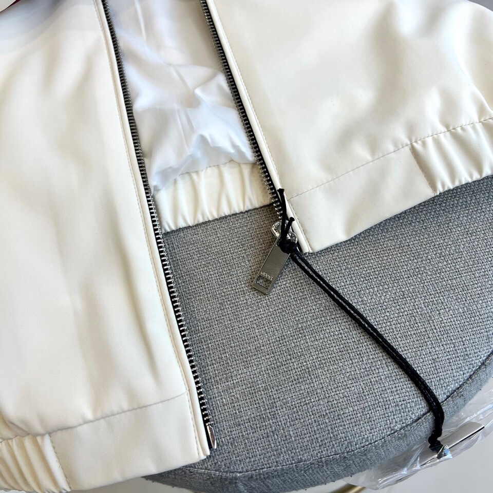 
Gucc古驰、25FW活力动感撞色跑道廓形休闲网眼内里运动拉链薄棉/夹棉外套。Gucci复古标识贴饰轻