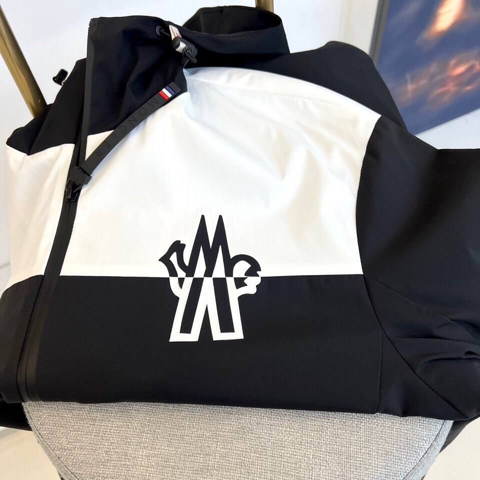 
Mon蒙口、2025秋冬新款尼龙撞色拼接户外运动夹棉/薄棉冲锋衣夹克。除了鸟家 他家在户外冲锋衣的里面