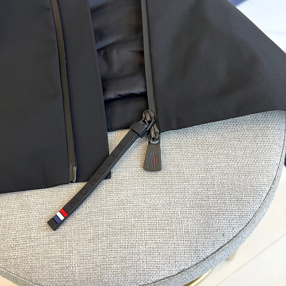 
Mon蒙口、2025秋冬新款尼龙撞色拼接户外运动夹棉/薄棉冲锋衣夹克。除了鸟家 他家在户外冲锋衣的里面