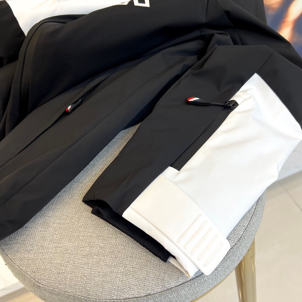 
Mon蒙口、2025秋冬新款尼龙撞色拼接户外运动夹棉/薄棉冲锋衣夹克。除了鸟家 他家在户外冲锋衣的里面