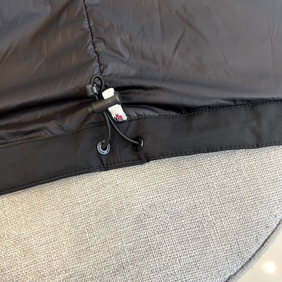 
Mon蒙口、2025秋冬新款尼龙撞色拼接户外运动夹棉/薄棉冲锋衣夹克。除了鸟家 他家在户外冲锋衣的里面