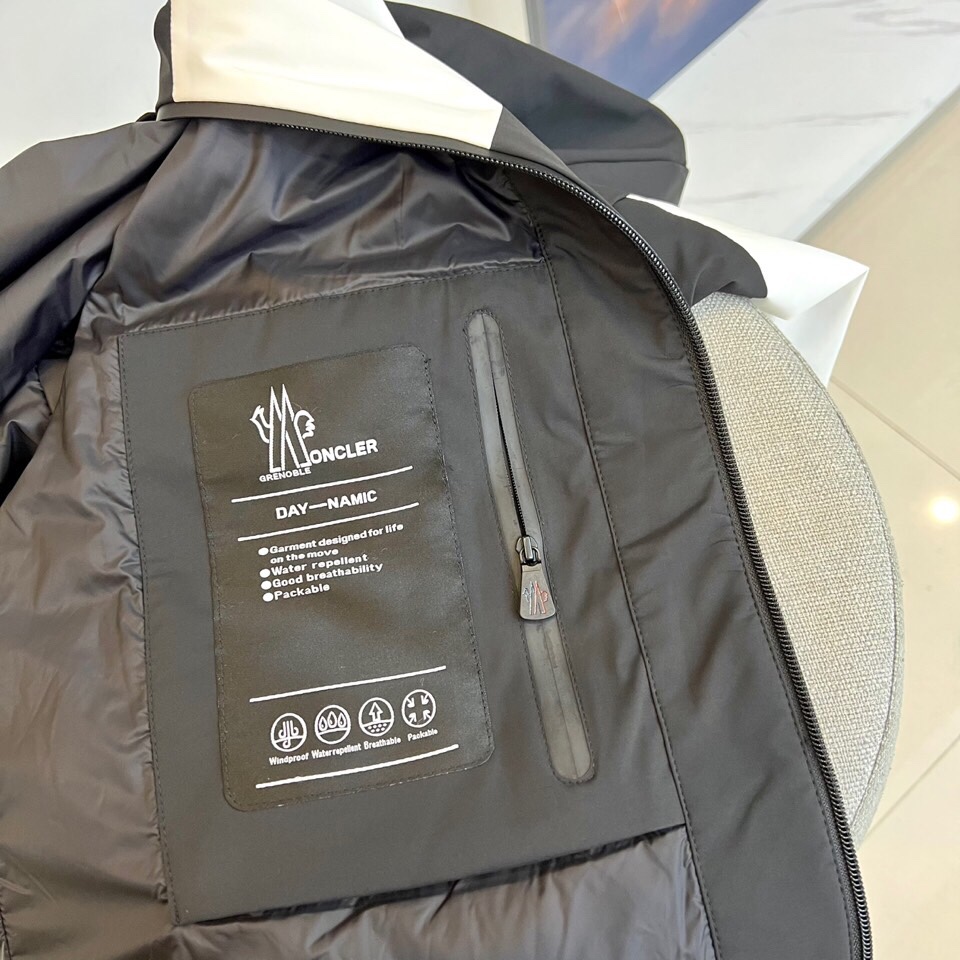 
Mon蒙口、2025秋冬新款尼龙撞色拼接户外运动夹棉/薄棉冲锋衣夹克。除了鸟家 他家在户外冲锋衣的里面