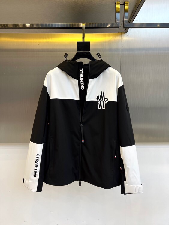 NO:513590,Mon mask, 2025 autumn and winter new nylon contrasting color splicing outdoor sports clamp/thin cotton jacket. In addition to Bird Home, his family is also the best in the outdoor jacket. Laser cutting technology, high-temperature ironing, markless bonding, top-grade waterproof fabric, wear-resistant, scratch-resistant, especially suitable for outdoor sports, three-dimensional fitting tailoring, simple and atmospheric, top quality!  Classic hooded style, chest logo embellishment, design of large zippered pockets on both sides, and outdoors have good functionality  .Technique It adopts a seamless inner fitting process, making the inside of the clothes more comfortable, effectively preventing cold wind from invading, and enhancing the warmth effect. This process also makes the jacket softer and fit the body, providing a better sense of wearing. The surface of the jacket is lightly waterproof, which can keep dry in light rain or humid environments. Its waterproof function can effectively resist the penetration of rainwater and protect the body from moisture. At the same time, the jacket is breathable.  Sex, able to expel moisture from the body and maintain a comfortable feeling of wearing. This outdoor men's jacket hooded jacket is ideal for outdoor sports enthusiasts. It not only has warm and waterproof functions, but also has multiple pockets for storing personal belongings. Whether it is hiking, hiking, rock climbing or other outdoor activities, jackets can provide you with comfort, protection and convenience. In the harsh outdoor environment, this jacket will become your reliable companion. Full-quality order!  1-5 sizes (model 173, 143 catties upper body 2 sizes), jil sander, Moncler, jackets & coats, jackets & coats, hats, alexander wang19860909Mon蒙口、2025秋冬新款尼龙撞色拼接户外运动夹棉/薄棉冲锋衣夹克.除了鸟家 他家在户外冲锋衣的里面也是佼佼者的存在,激光切割工艺 高温压烫无痕粘合,顶级防水面料 耐磨 耐刮 特别适合户外运动,立体合身剪裁 版型简约大气 顶级品质！ 经典的连帽款式 胸口标志点缀 两侧拉链大口袋的设计 户外有着很好的功能性 .工艺它采用了内里无缝贴合工艺,使得衣服内部更加贴合舒适,有效防止冷风侵入,增强保暖效果.这种工艺还使得冲锋衣更加柔软且贴合身形,提供更好的穿着感.冲锋衣的表面采用轻度防水处理,能够在轻度雨水或湿润环境中保持干燥.它的防水功能可以有效抵挡雨水渗透,保护身体免受潮湿的困扰.同时,冲锋衣也具备透气性,能够排出身体内部的湿气,保持舒适的穿着感.这款户外男装冲锋衣连帽外套是户外运动爱好者的理想选择.它不仅具备保暖和防水功能,还有多个口袋用于储存个人物品.无论是徒步旅行、登山攀岩还是其他户外活动,冲锋衣都能为你提供舒适、保护和便利.在严峻的户外环境中,这款冲锋衣将成为你的可靠伴侣.全品相订单！1-5码（模特173,143斤上身2码）,,jil sander,Moncler,jackets & coats,jackets & coats,hats,alexander wang,Men's clothing