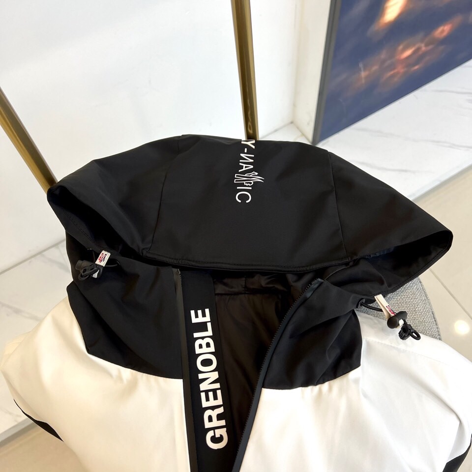 
Mon蒙口、2025秋冬新款尼龙撞色拼接户外运动夹棉/薄棉冲锋衣夹克。除了鸟家 他家在户外冲锋衣的里面