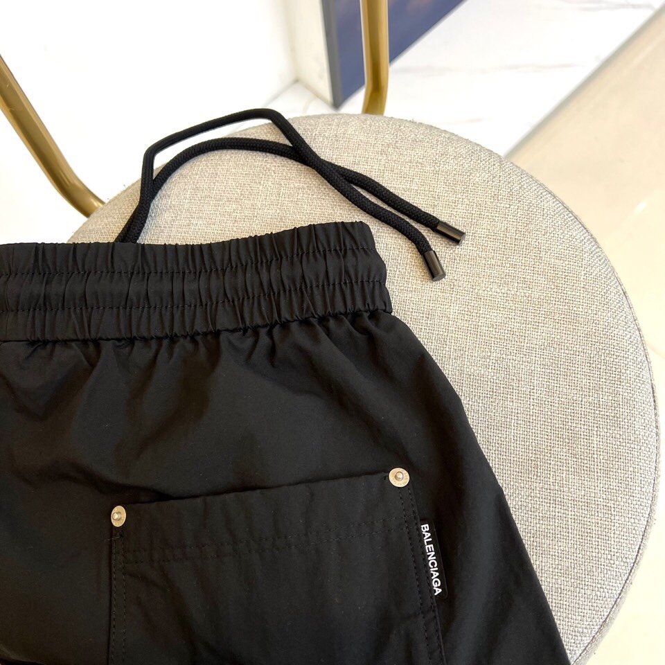  
巴黎世家、25s春夏新品男士抽绳休闲工装裤，全新发布新款定制，细节一丝不苟，打造出了常青树的百看不腻