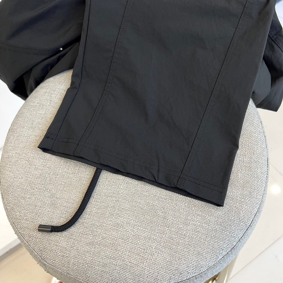  
巴黎世家、25s春夏新品男士抽绳休闲工装裤，全新发布新款定制，细节一丝不苟，打造出了常青树的百看不腻