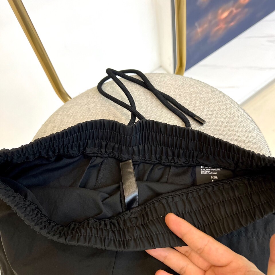  
巴黎世家、25s春夏新品男士抽绳休闲工装裤，全新发布新款定制，细节一丝不苟，打造出了常青树的百看不腻