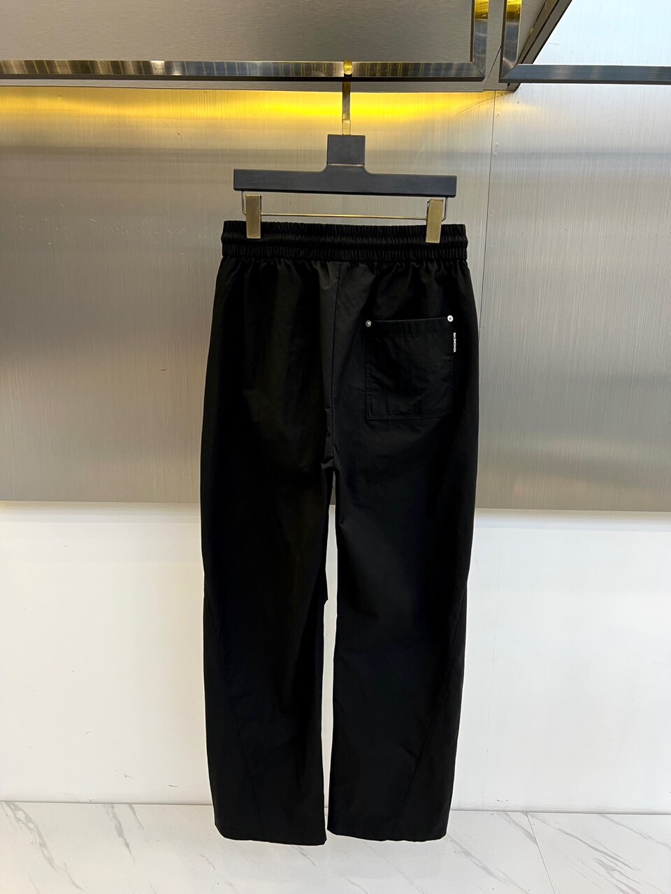  
巴黎世家、25s春夏新品男士抽绳休闲工装裤，全新发布新款定制，细节一丝不苟，打造出了常青树的百看不腻