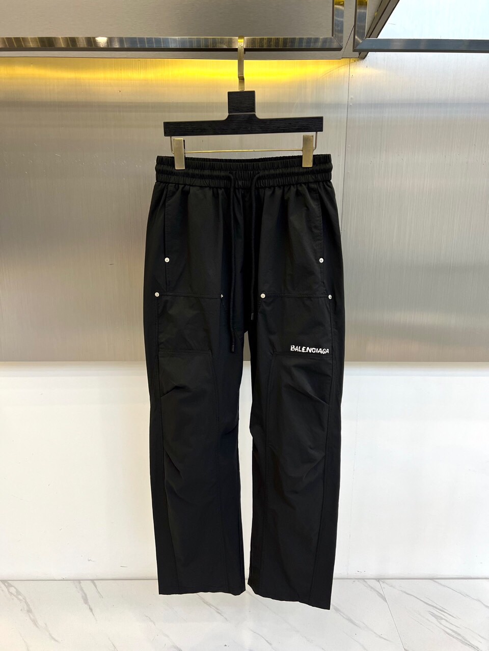 NO:513573,Balenciaga and 25s spring and summer new men's drawstring casual work pants are newly released. The details are meticulous, creating the evergreen tree's evergreen without getting greasy and comfortable and versatile. As one of the fashionable items that men can wear at any time and anywhere, the simple design of casual pants is combined with high-end fabrics, fine embellishments, and three-dimensional tailoring, so that you can avoid being too mature and stable, but more self-indulgent and personality. The imported long velvet cotton fabric is customized, and the sag behind the upper body is also very good. The three-dimensional tailoring is straight and the upper body is produced by the original manufacturer, and the perfect quality is shipped!  M-3XL (please report waist size by order), balenciaga, alexander wang19860909巴黎世家、25s春夏新品男士抽绳休闲工装裤,全新发布新款定制,细节一丝不苟,打造出了常青树的百看不腻以及舒适百搭.休闲运动裤作为随时随地男人都能穿搭的时尚单品之一,休闲裤简洁的设计配合高档面料,细节点缀,立体剪裁,让你避免太过于成熟稳重,而是多了几分自我和个性.进口长绒精棉面料定制打造,上身后垂度也非常好,立体剪裁上身挺拔,原厂原单出品,完美品相出货！M-3XL（下单请报腰围尺寸）,,balenciaga,alexander wang,Men's clothing