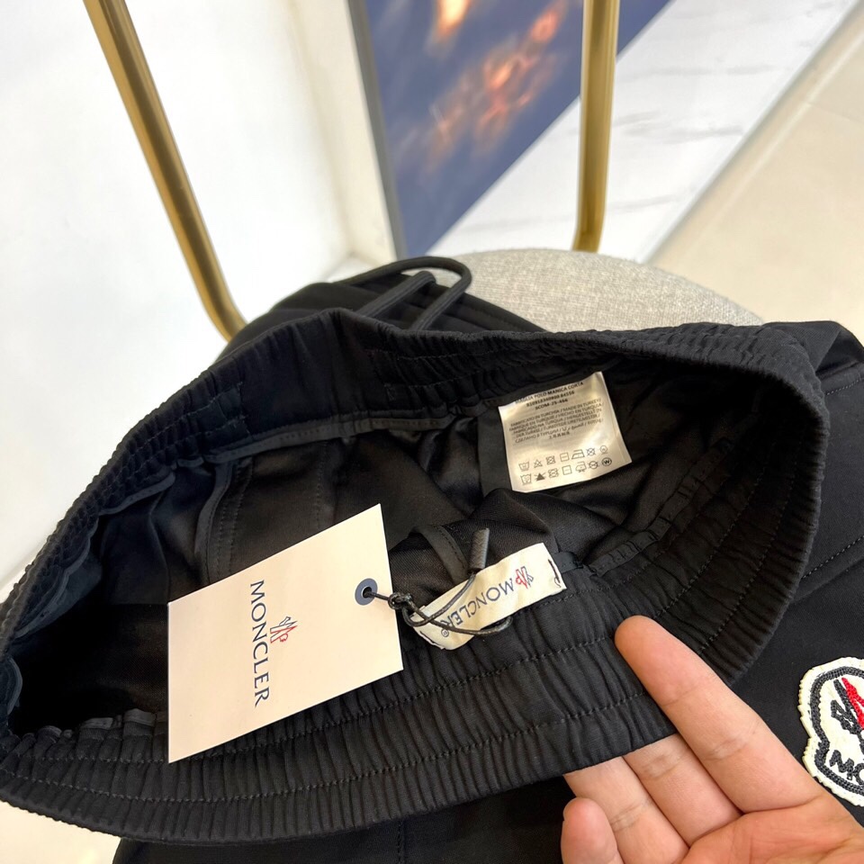 
蒙口、25s春夏新品男士抽绳休闲刺绣运动卫裤，全新发布新款定制，细节一丝不苟，打造出了常青树的百看不腻