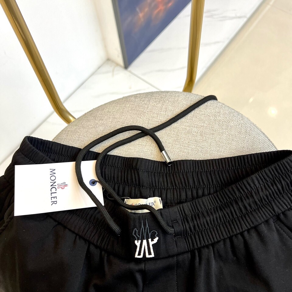 
蒙口、25s春夏新品男士抽绳休闲刺绣运动卫裤，全新发布新款定制，细节一丝不苟，打造出了常青树的百看不腻