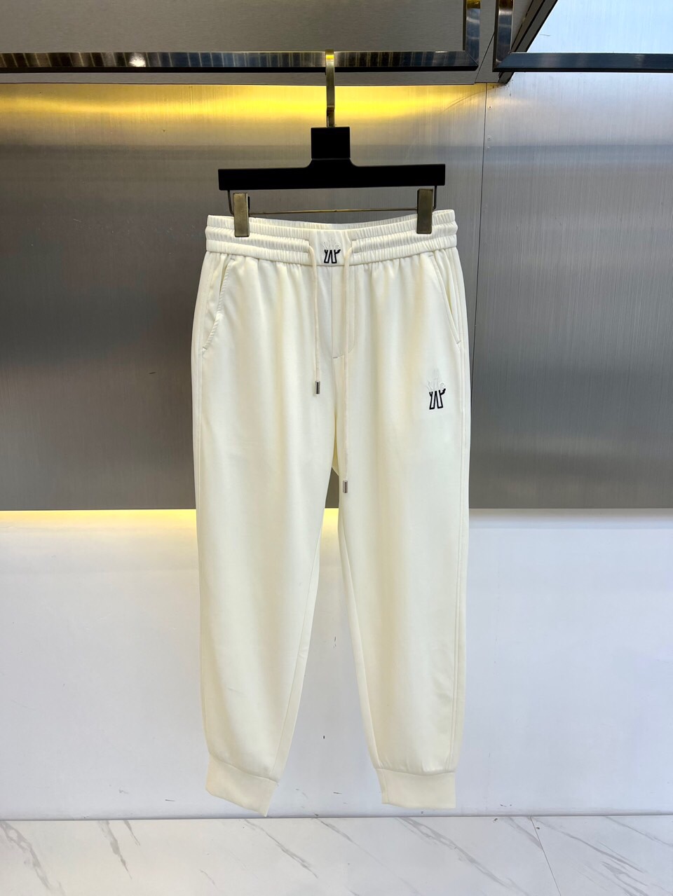 NO:513577,The new men's drawstring casual embroidered sports sweatpants for 25s spring and summer are newly released for new customization, with meticulous details, creating the evergreen tree's evergreen without getting greasy and comfortable and versatile. As one of the fashionable items that men can wear at any time and anywhere, the simple design of casual pants is combined with high-end fabrics, fine embellishments, and three-dimensional tailoring, so that you can avoid being too mature and stable, but more self-indulgent and personality. The imported long velvet cotton fabric is customized, and the sag behind the upper body is also very good. The three-dimensional tailoring is straight and the upper body is produced by the original manufacturer, and the perfect quality is shipped!  48-56 (please report waist size by ordering), Moncler, alexander wang19860909蒙口、25s春夏新品男士抽绳休闲刺绣运动卫裤,全新发布新款定制,细节一丝不苟,打造出了常青树的百看不腻以及舒适百搭.休闲运动裤作为随时随地男人都能穿搭的时尚单品之一,休闲裤简洁的设计配合高档面料,细节点缀,立体剪裁,让你避免太过于成熟稳重,而是多了几分自我和个性.进口长绒精棉面料定制打造,上身后垂度也非常好,立体剪裁上身挺拔,原厂原单出品,完美品相出货！48-56（下单请报腰围尺寸）,,Moncler,alexander wang,Men's clothing