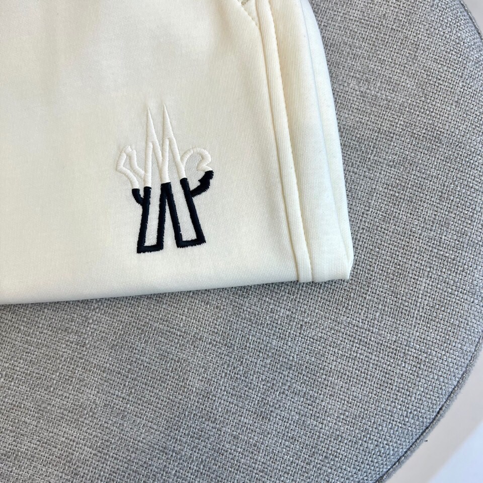 
蒙口、25s春夏新品男士抽绳休闲刺绣运动卫裤，全新发布新款定制，细节一丝不苟，打造出了常青树的百看不腻