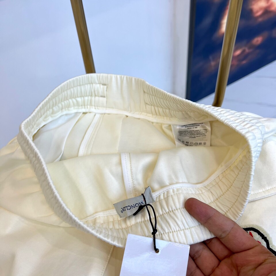 
蒙口、25s春夏新品男士抽绳休闲刺绣运动卫裤，全新发布新款定制，细节一丝不苟，打造出了常青树的百看不腻