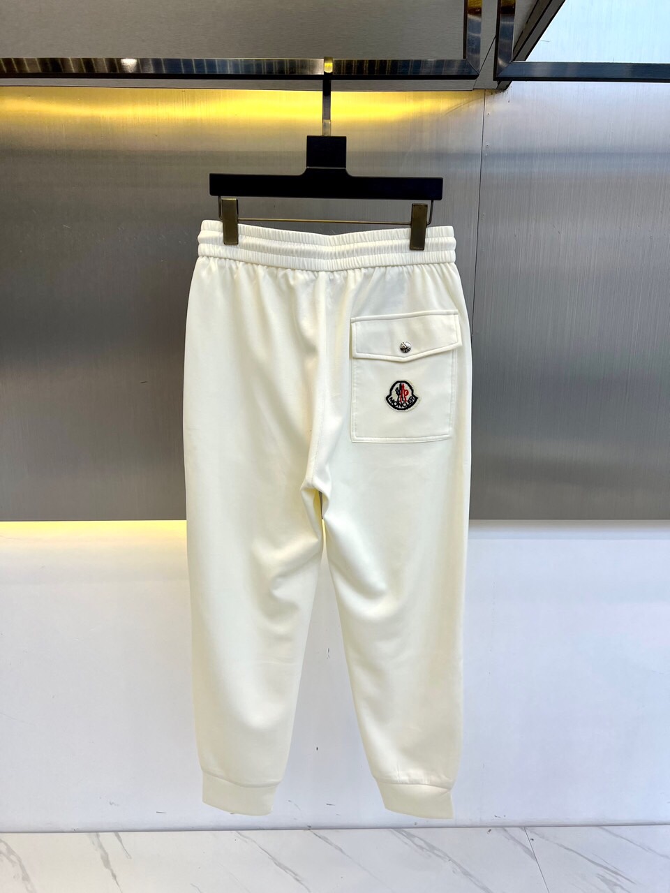 
蒙口、25s春夏新品男士抽绳休闲刺绣运动卫裤，全新发布新款定制，细节一丝不苟，打造出了常青树的百看不腻