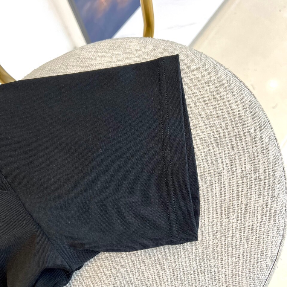 
蒙口、2025春夏男士新款圆领短袖T恤。进口定织面料100%纯棉、面料手感丝滑柔软，透气亲肤性极佳，着