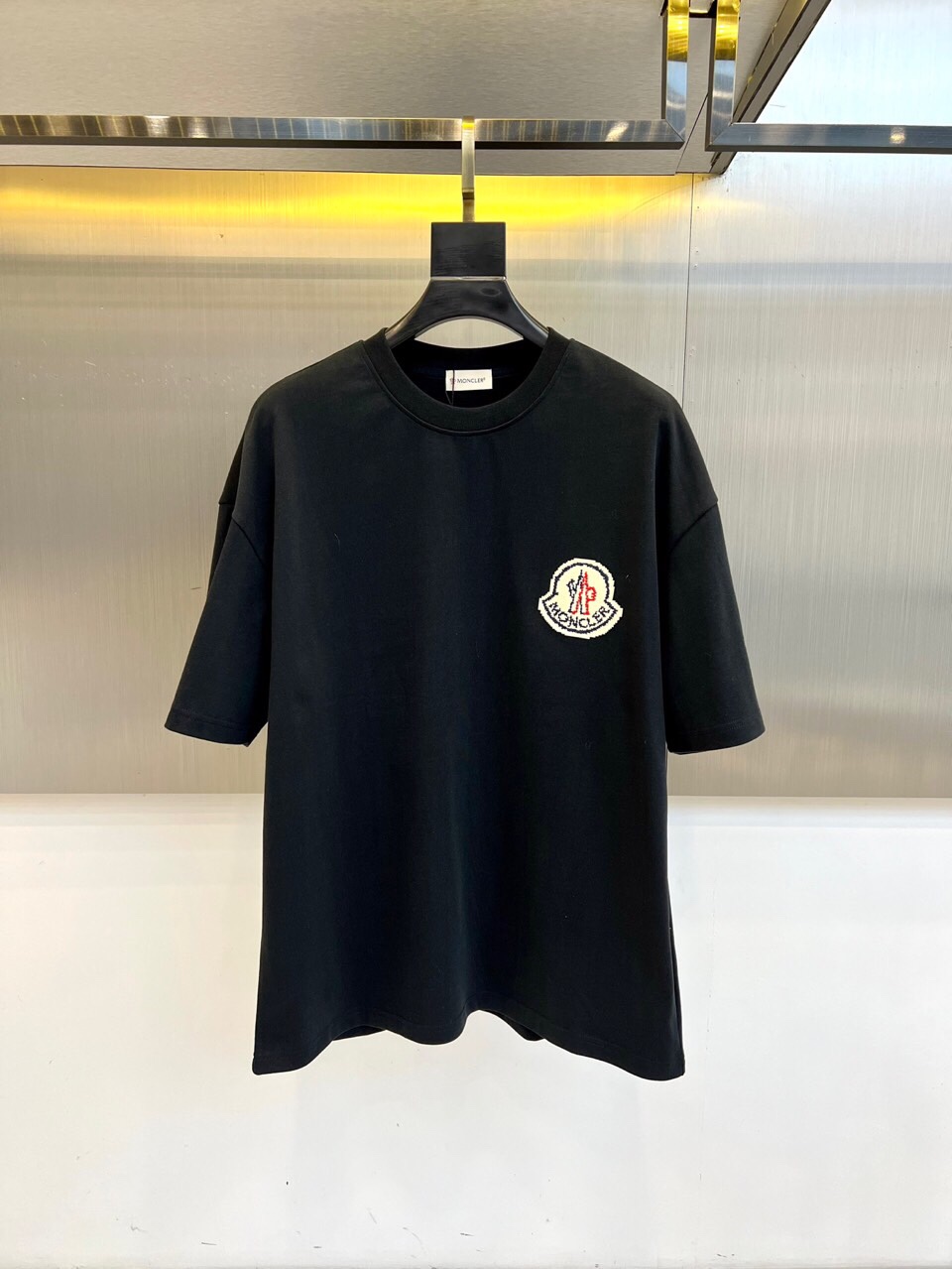 
蒙口、2025春夏男士新款圆领短袖T恤。进口定织面料100%纯棉、面料手感丝滑柔软，透气亲肤性极佳，着