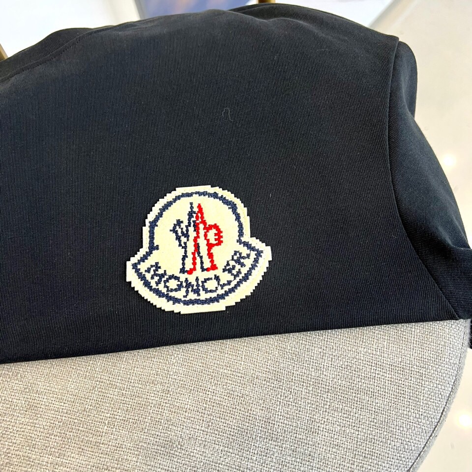 
蒙口、2025春夏男士新款圆领短袖T恤。进口定织面料100%纯棉、面料手感丝滑柔软，透气亲肤性极佳，着