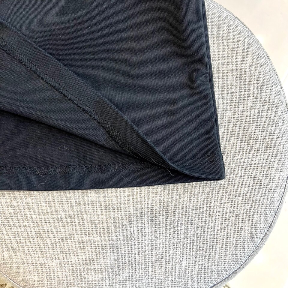 
蒙口、2025春夏男士新款圆领短袖T恤。进口定织面料100%纯棉、面料手感丝滑柔软，透气亲肤性极佳，着