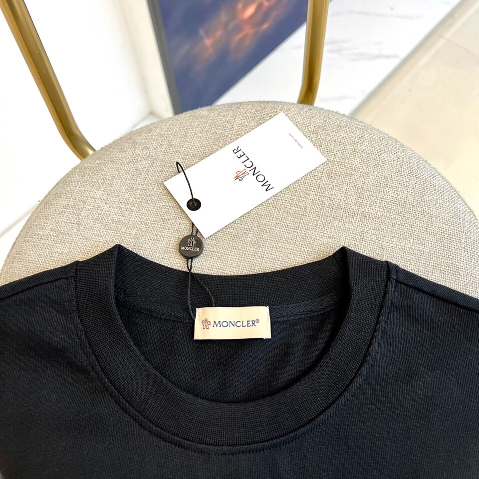 
蒙口、2025春夏男士新款圆领短袖T恤。进口定织面料100%纯棉、面料手感丝滑柔软，透气亲肤性极佳，着