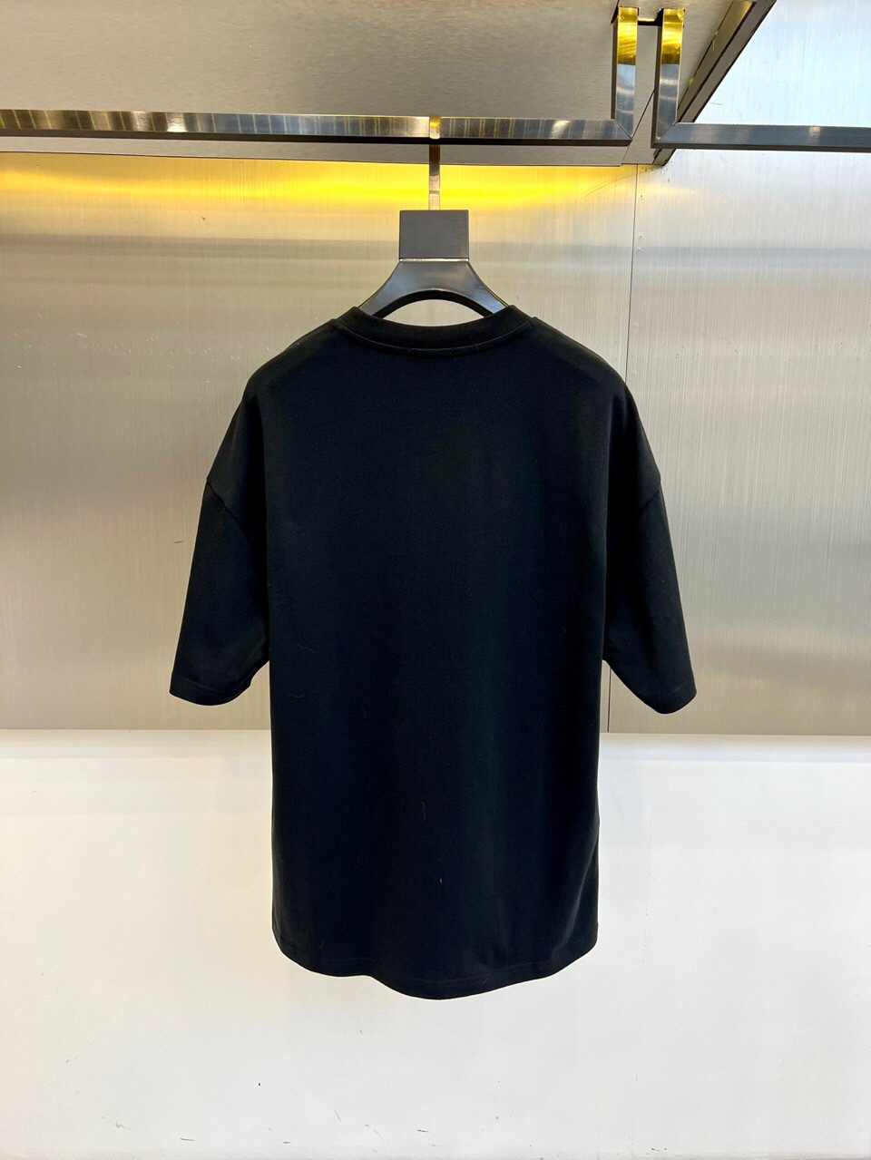 
蒙口、2025春夏男士新款圆领短袖T恤。进口定织面料100%纯棉、面料手感丝滑柔软，透气亲肤性极佳，着