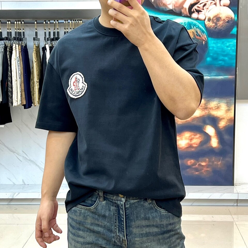 
蒙口、2025春夏男士新款圆领短袖T恤。进口定织面料100%纯棉、面料手感丝滑柔软，透气亲肤性极佳，着