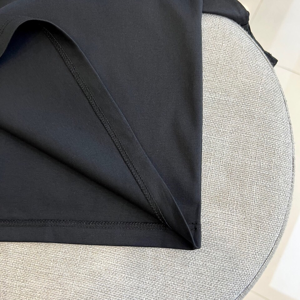 
阿玛尼、2025夏季男士圆领时尚立体字母休闲欧棉短袖T恤，甄选客供进口95%纯棉材质添加5%氨纶混纺制