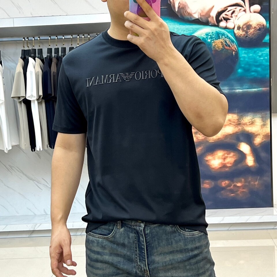 
阿玛尼、2025夏季男士圆领时尚立体字母休闲欧棉短袖T恤，甄选客供进口95%纯棉材质添加5%氨纶混纺制