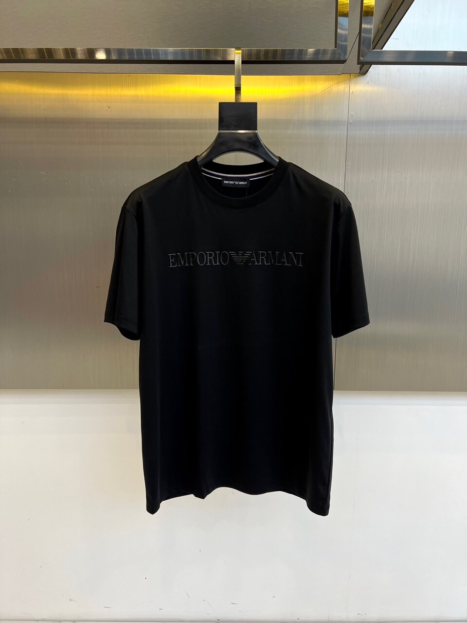
阿玛尼、2025夏季男士圆领时尚立体字母休闲欧棉短袖T恤，甄选客供进口95%纯棉材质添加5%氨纶混纺制