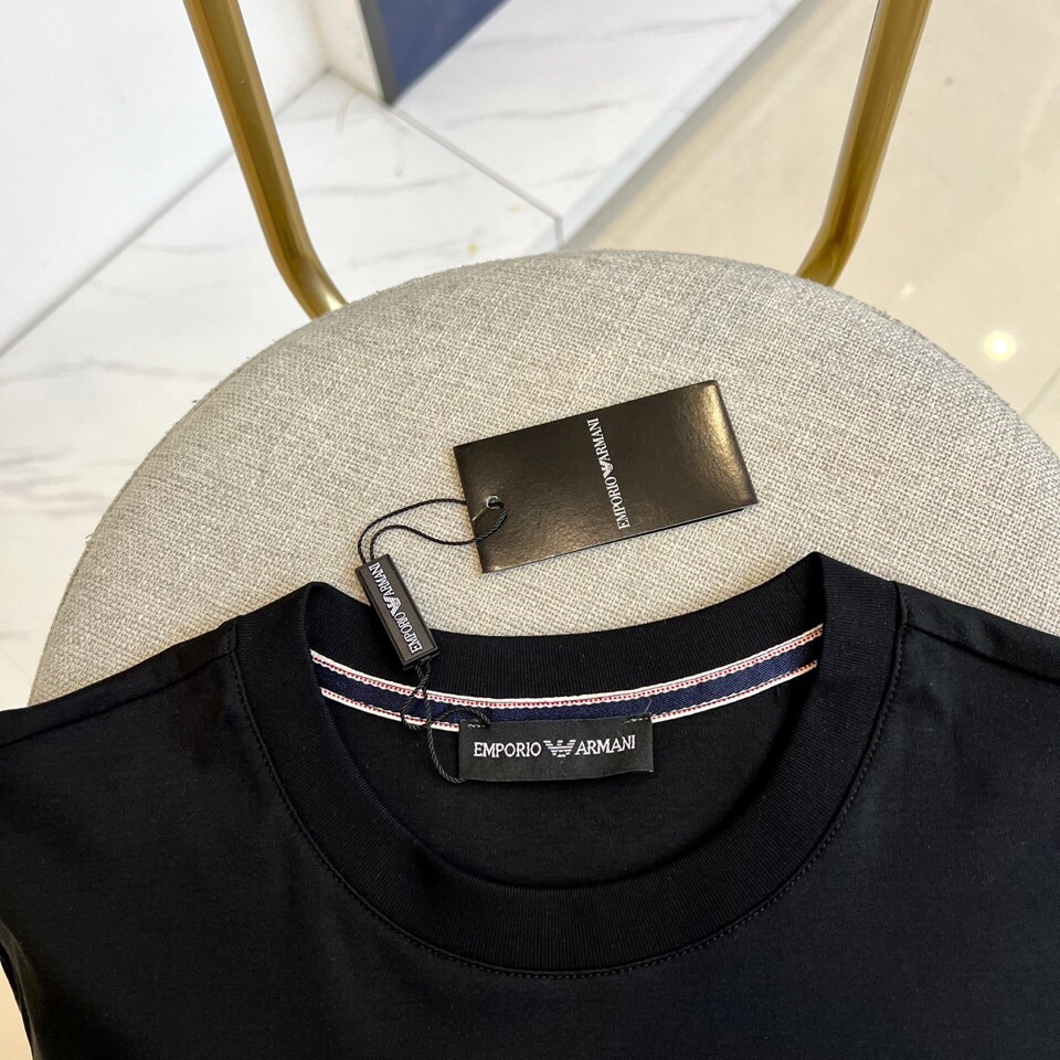 
阿玛尼、2025夏季男士圆领时尚立体字母休闲欧棉短袖T恤，甄选客供进口95%纯棉材质添加5%氨纶混纺制