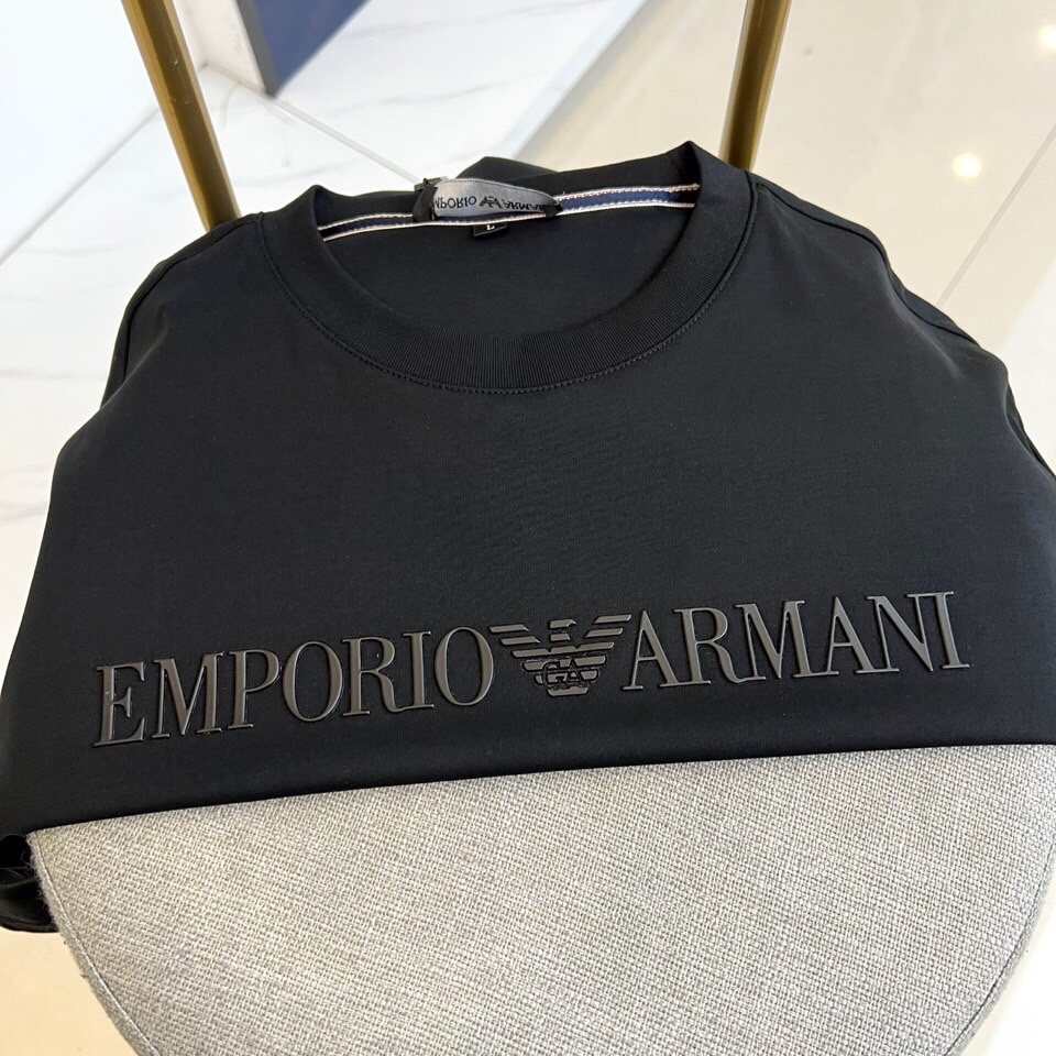 
阿玛尼、2025夏季男士圆领时尚立体字母休闲欧棉短袖T恤，甄选客供进口95%纯棉材质添加5%氨纶混纺制