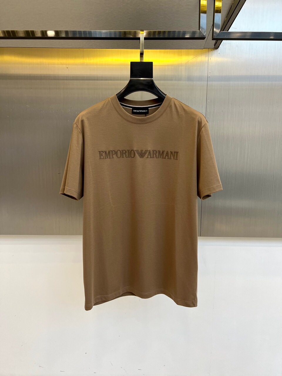 
阿玛尼、2025夏季男士圆领时尚立体字母休闲欧棉短袖T恤，甄选客供进口95%纯棉材质添加5%氨纶混纺制