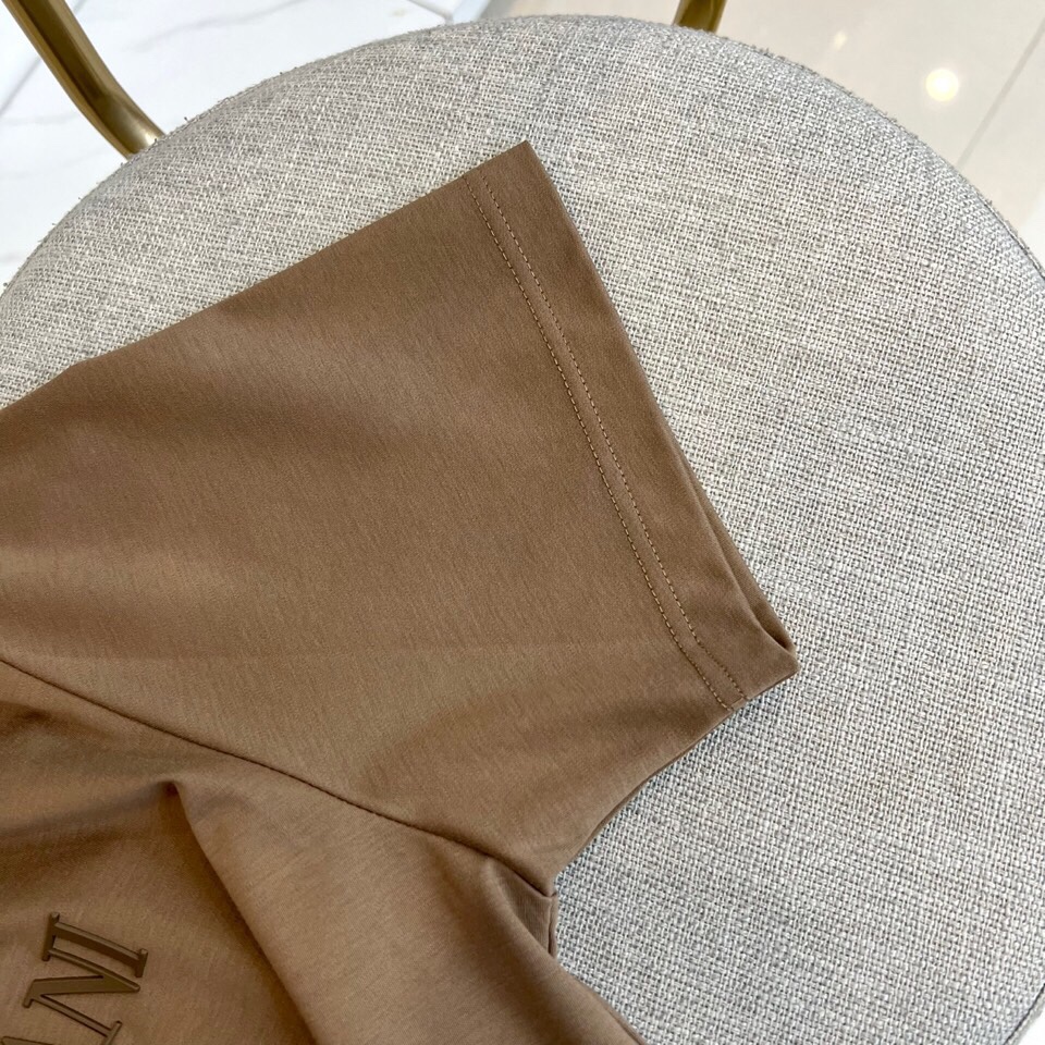 
阿玛尼、2025夏季男士圆领时尚立体字母休闲欧棉短袖T恤，甄选客供进口95%纯棉材质添加5%氨纶混纺制