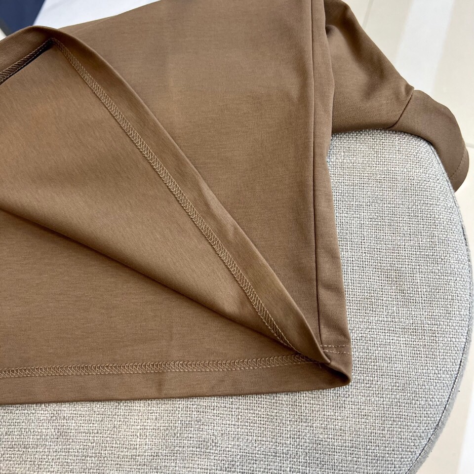 
阿玛尼、2025夏季男士圆领时尚立体字母休闲欧棉短袖T恤，甄选客供进口95%纯棉材质添加5%氨纶混纺制