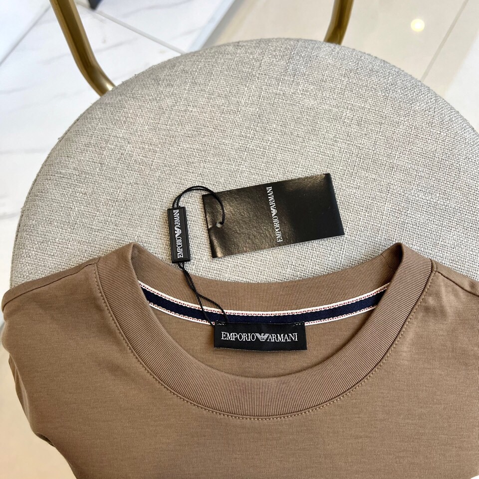 
阿玛尼、2025夏季男士圆领时尚立体字母休闲欧棉短袖T恤，甄选客供进口95%纯棉材质添加5%氨纶混纺制