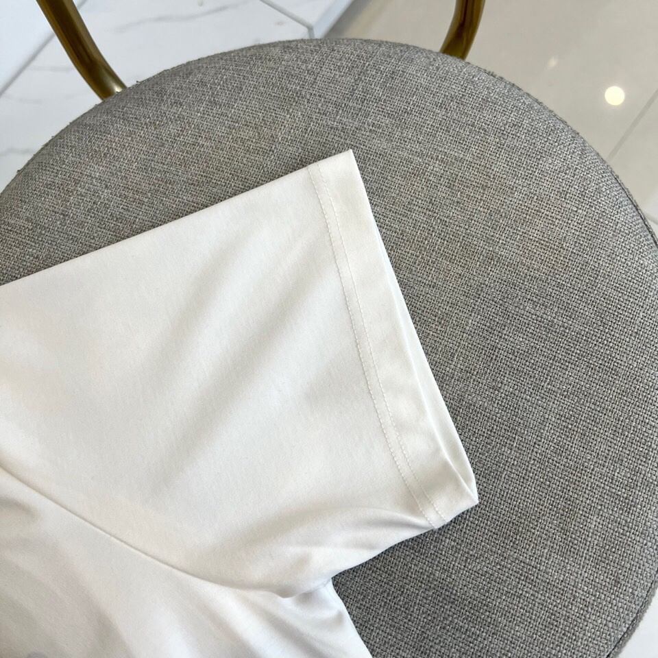 
阿玛尼、2025夏季男士圆领时尚立体字母休闲欧棉短袖T恤，甄选客供进口95%纯棉材质添加5%氨纶混纺制