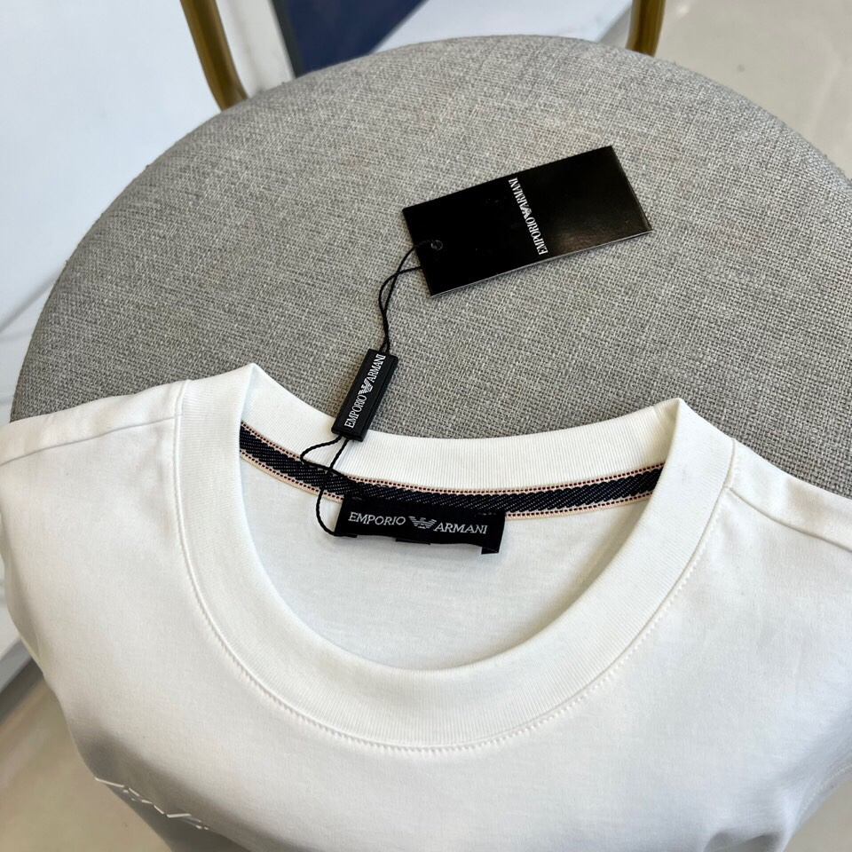
阿玛尼、2025夏季男士圆领时尚立体字母休闲欧棉短袖T恤，甄选客供进口95%纯棉材质添加5%氨纶混纺制