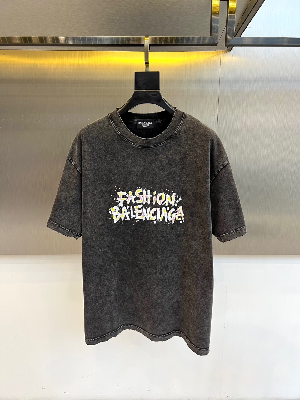 
巴黎世家、2025春夏男士新款圆领短袖T恤。进口定织面料100%纯棉、面料手感丝滑柔软，透气亲肤性极佳