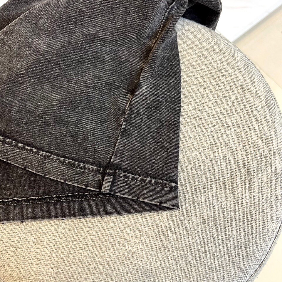 
巴黎世家、2025春夏男士新款圆领短袖T恤。进口定织面料100%纯棉、面料手感丝滑柔软，透气亲肤性极佳