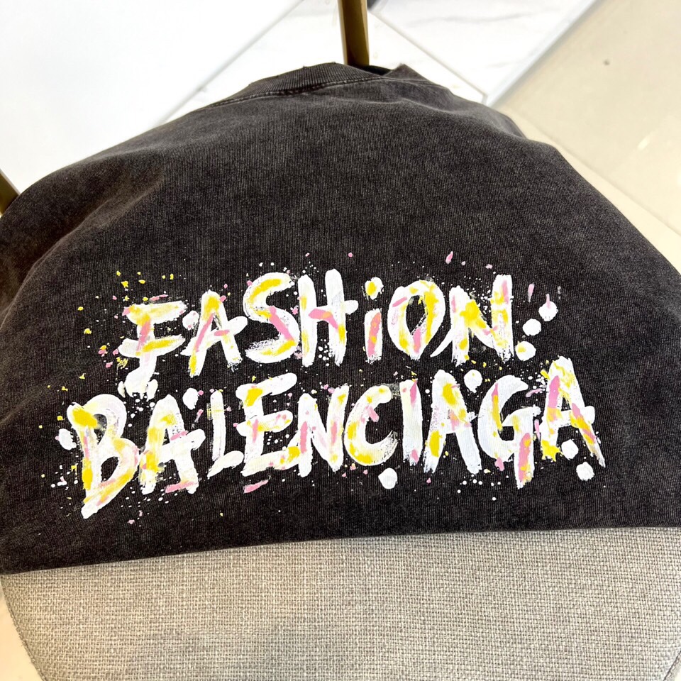 
巴黎世家、2025春夏男士新款圆领短袖T恤。进口定织面料100%纯棉、面料手感丝滑柔软，透气亲肤性极佳