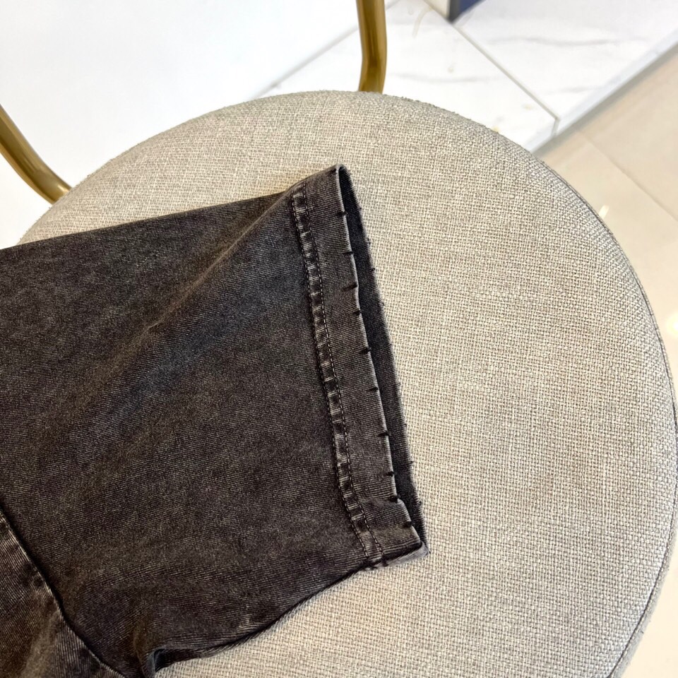 
巴黎世家、2025春夏男士新款圆领短袖T恤。进口定织面料100%纯棉、面料手感丝滑柔软，透气亲肤性极佳