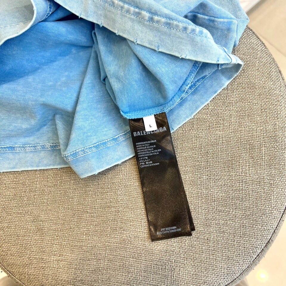 
巴黎世家、2025春夏男士新款圆领短袖T恤。进口定织面料100%纯棉、面料手感丝滑柔软，透气亲肤性极佳