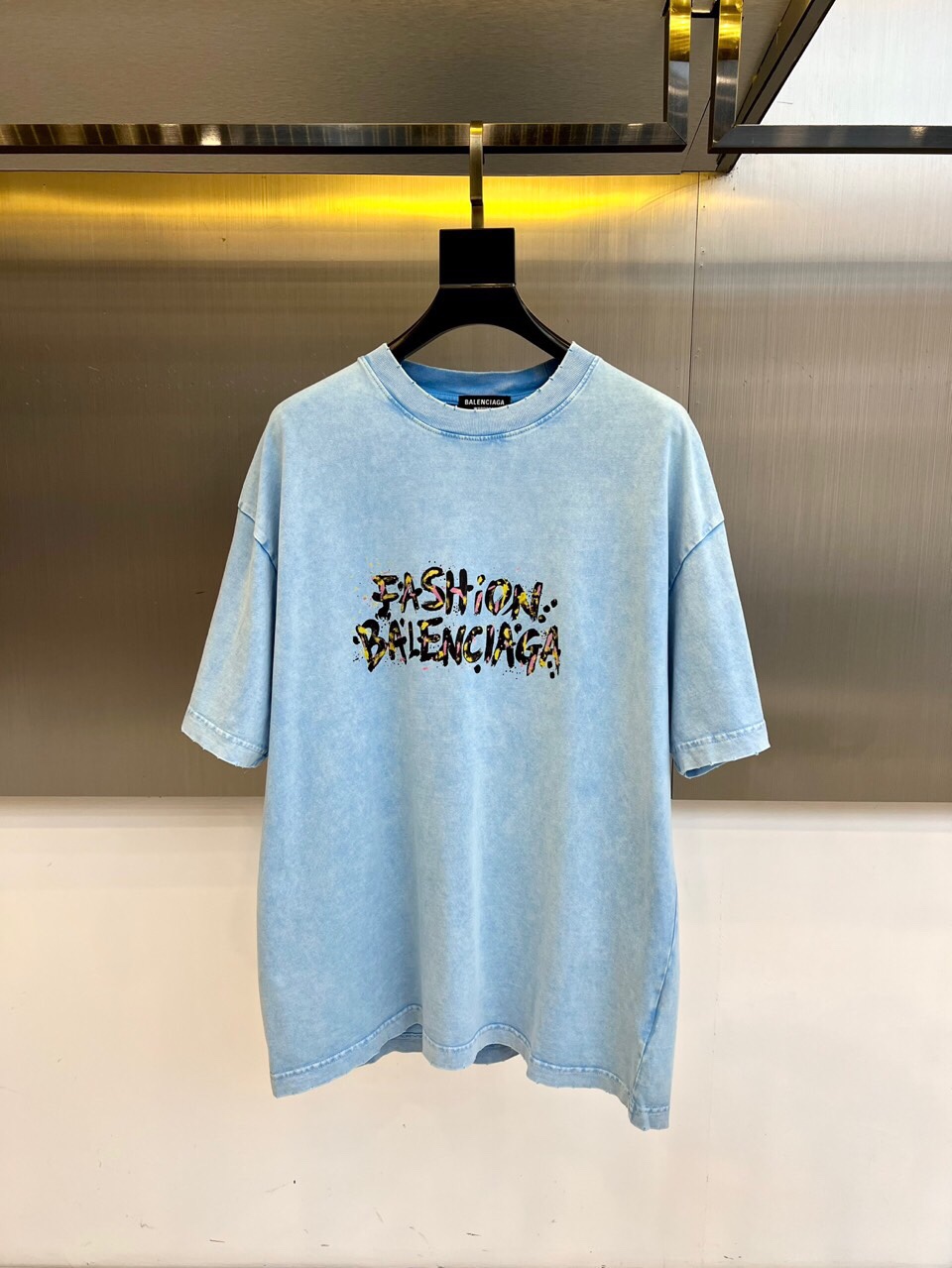 NO:513583,Balenciaga, 2025 spring and summer men's new round neck short-sleeved T-shirt. Imported fixed fabric is pure cotton, the fabric feels silky and soft, breathable and skin-friendly, and it is extremely comfortable to wear, and the overall texture is quite high!  The iconic logo on the body and chest is complete with three standards and carefully crafted. It is simple, fashionable and classic, and it is eye-catching, with great recognition and class!  The regular casual style cutting design makes it easy to make you look slim and taller!  48-54 (model 173, 143 catties upper body 48 sizes), ,balenciaga, T-shirt,tees, t-shirt,alexander wang19860909巴黎世家、2025春夏男士新款圆领短袖T恤.进口定织面料纯棉、面料手感丝滑柔软,透气亲肤性极佳,着身无比的舒适,整体质感相当之高！衣身胸前标志性Logo,三标齐全、重工艺精心打造,简约时尚经典让人眼前一亮,极具辨识度与档次感！常规的休闲版型裁剪设计,轻松凹出显瘦显高身型！48-54（模特173,143斤上身48码）,,balenciaga,T-shirt,tees，t-shirt,alexander wang,Men's clothing