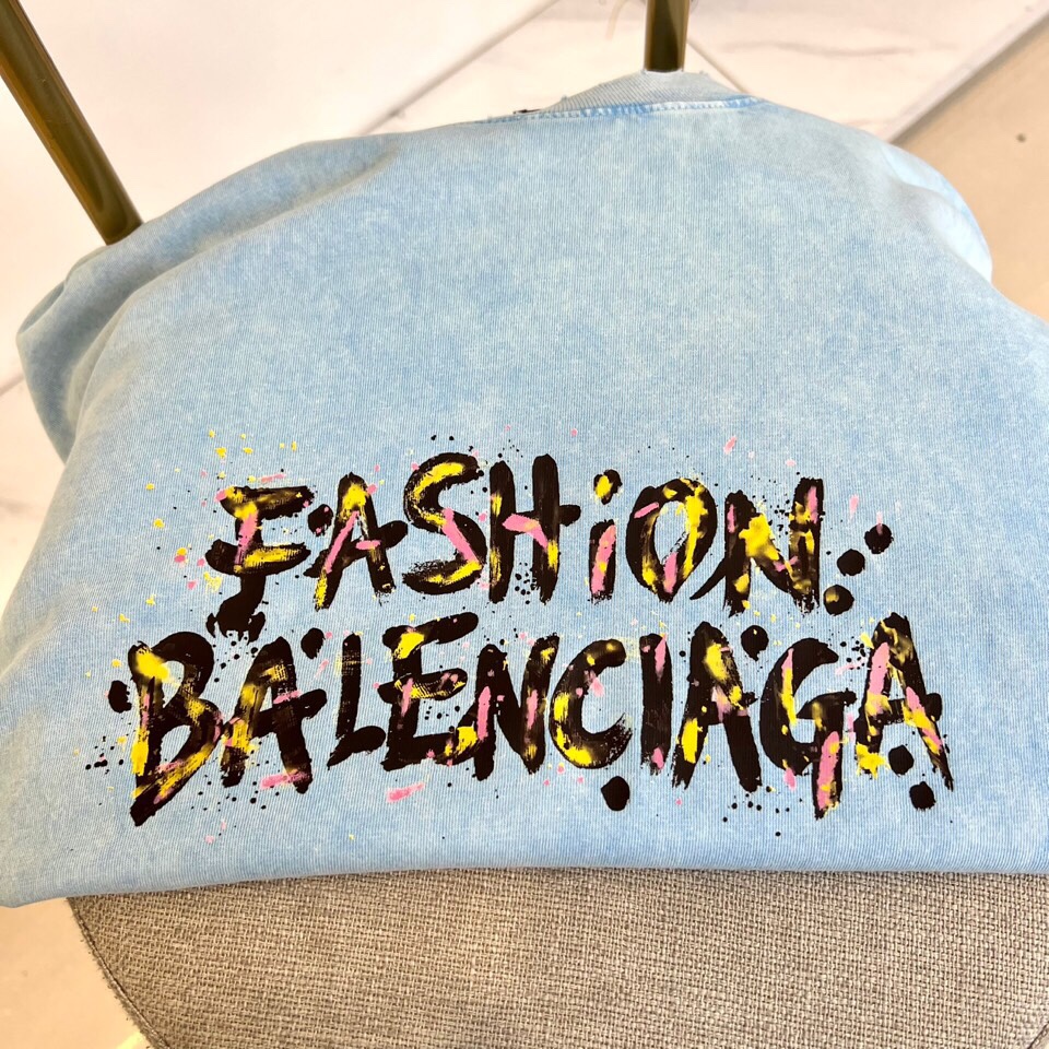 
巴黎世家、2025春夏男士新款圆领短袖T恤。进口定织面料100%纯棉、面料手感丝滑柔软，透气亲肤性极佳