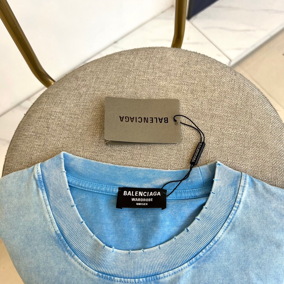 
巴黎世家、2025春夏男士新款圆领短袖T恤。进口定织面料100%纯棉、面料手感丝滑柔软，透气亲肤性极佳